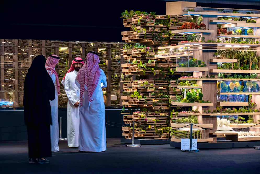 The Line è al capolinea. Uno sguardo alla visione: i visitatori sauditi ammirano un modello di "The Line" a Riyadh nel novembre 2022. È chiaro fin da subito quanto il progetto si basi sulla messa in scena e quanta attenzione susciti in tutto il mondo.