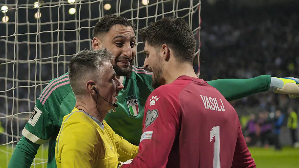 Unfaire Sabotage im Elfmeterschiessen. Donnarumma zerreisst Spickzettel von Bosnien-Goalie