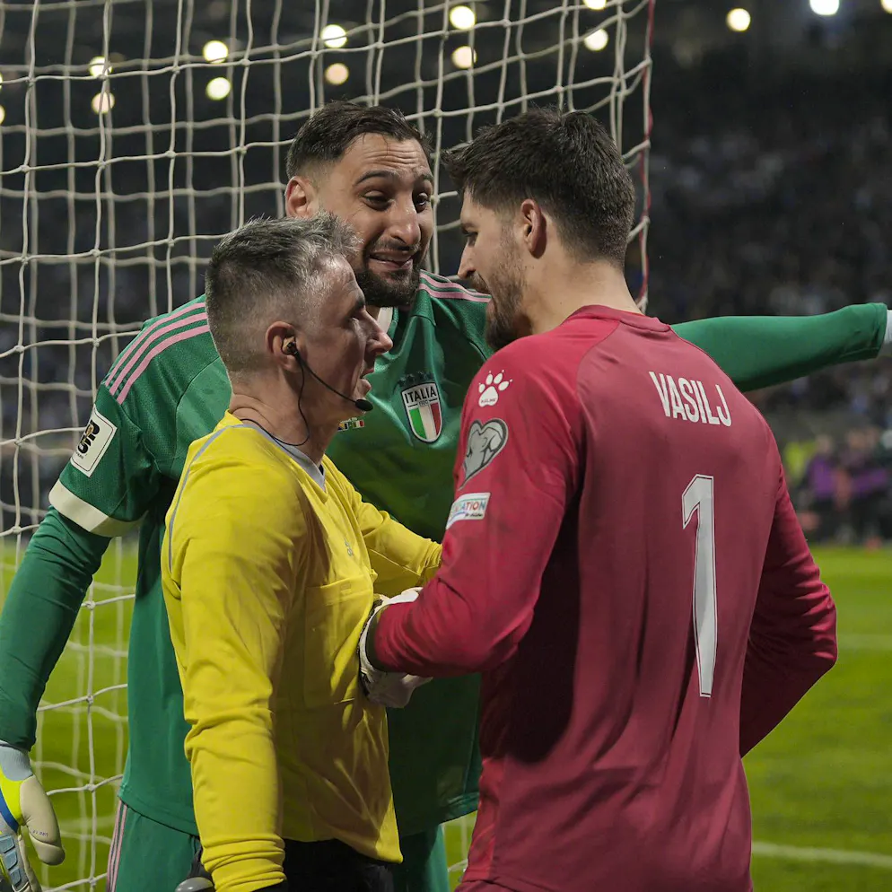 Unfaire Sabotage im Elfmeterschiessen. Donnarumma zerreisst Spickzettel von Bosnien-Goalie