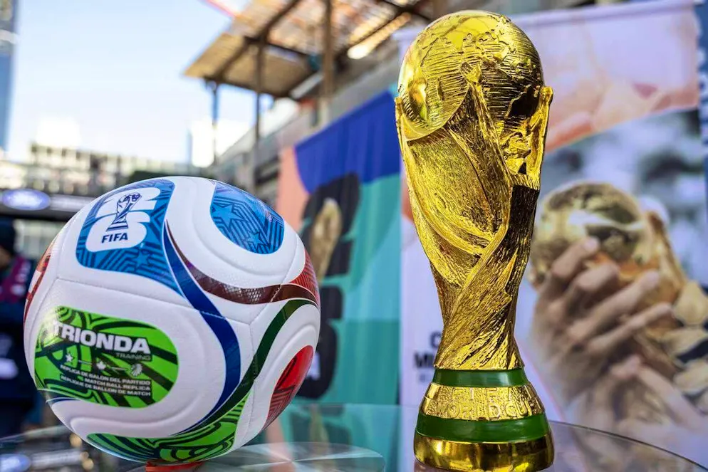Um das Objekt der Begierde (der Pokal rechts, das links ist der Ball) geht es bei der WM.