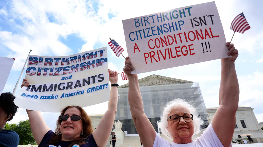 Demonstranten protestieren vor dem Supreme Court in Washington gegen Trumps Bemühungen, das in der Verfassung verankerte «birthright citizenship» abzuschaffen. (25. Mai 2025)