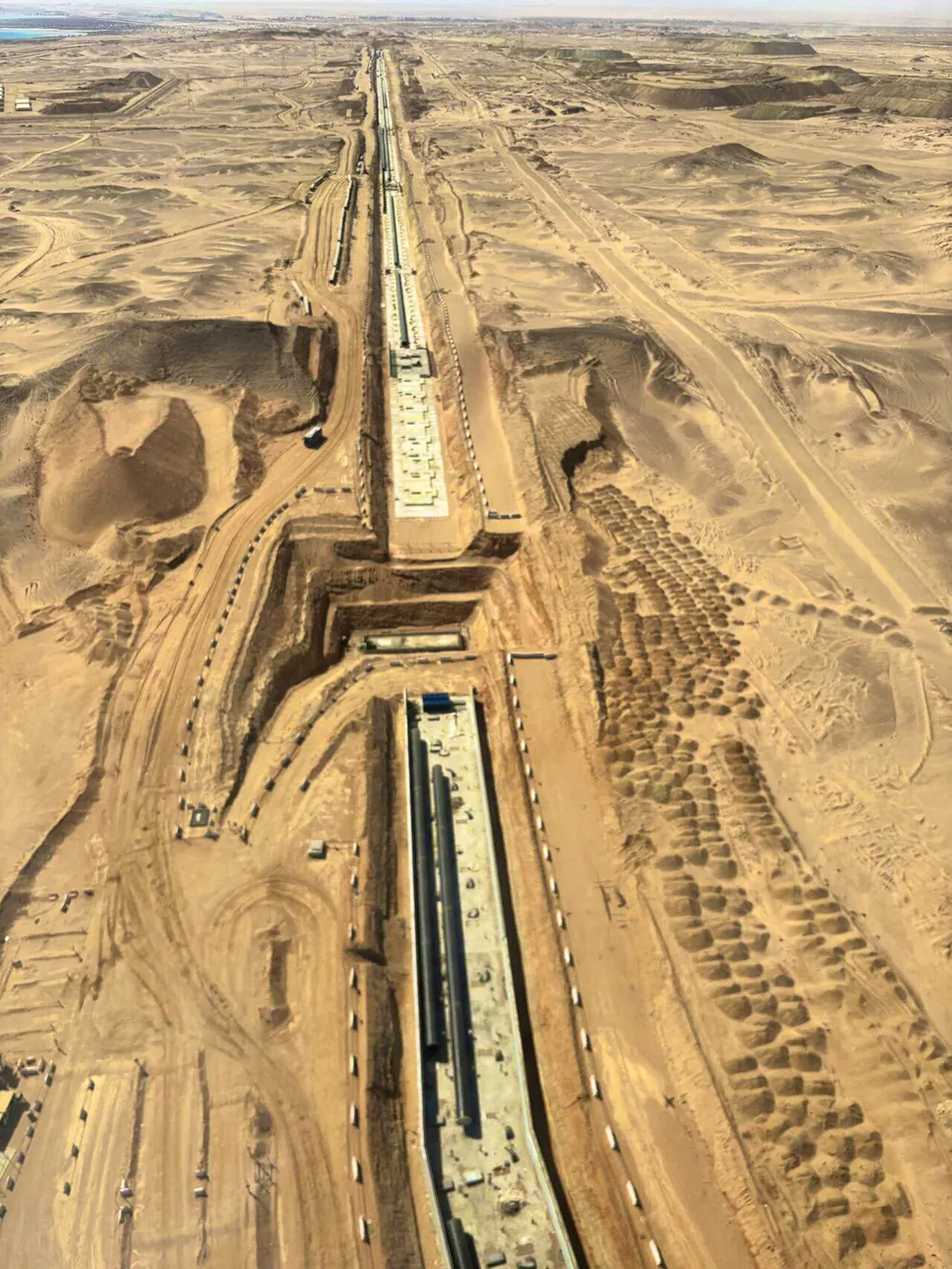 The «Line» non è poi così irreale: le prime fondamenta in cemento e i primi tunnel di approvvigionamento saranno costruiti lungo il percorso nel 2025. Ma resta da vedere fino a che punto il progetto sarà effettivamente realizzato.