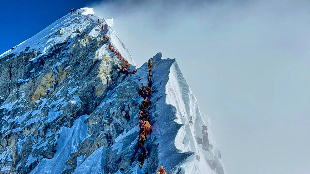 Ecco cosa si sa. Scandalo ai danni dei turisti sull'Everest: indagate guide alpine e agenzie di viaggio