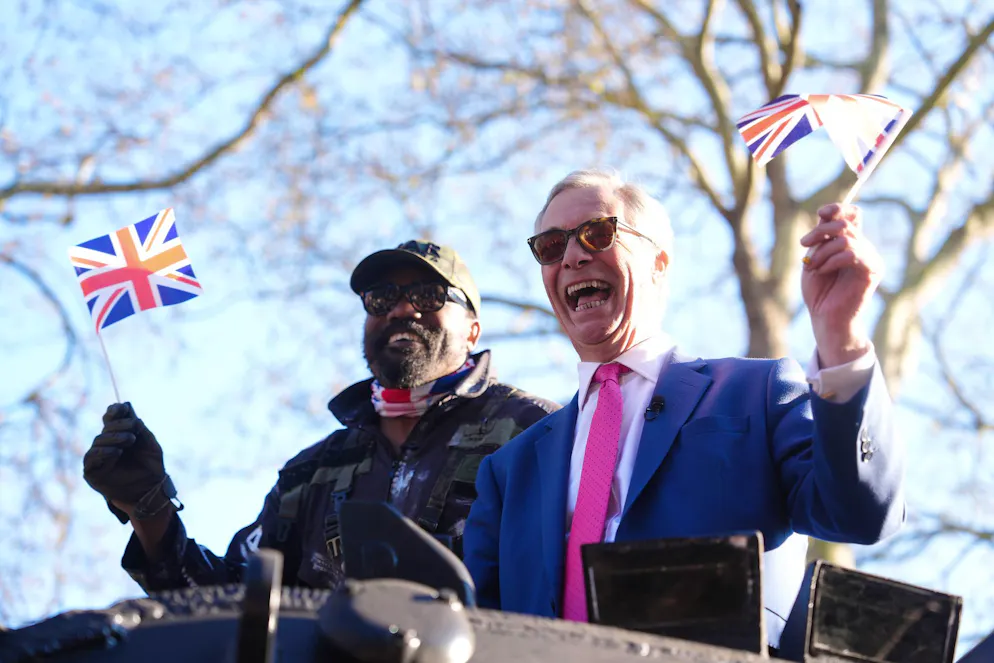 Skurrile Aktion: Boxer Chisora fährt im Panzer durch London - Gallery. Mit Fähnchen auf dem Panzer: Boxer Derek Chisora (l) und Politiker Nigel Farage.