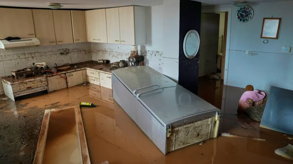 dpatopbilder - Hochwasser füllt ein Haus in Nea Makri. Foto: Thanassis Stavrakis/AP/dpa