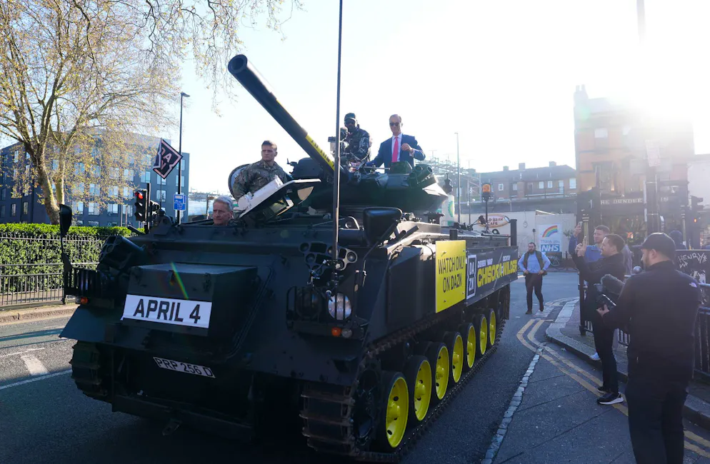 Skurrile Aktion: Boxer Chisora fährt im Panzer durch London - Gallery. Skurriler Auftritt: Boxer Derek Chisora (l) und Politiker Nigel Farage fahren auf einem Panzer durch London.