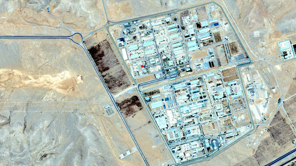 In einem Satellitenbild ist oben links ein Lkw zu sehen, der nach Einschätzung von Analysten hochangereichertes Uran zu einem Tunnel im Isfahan Nukleartechnologiezentrum im Iran transportiert. (9. Juni 2025)