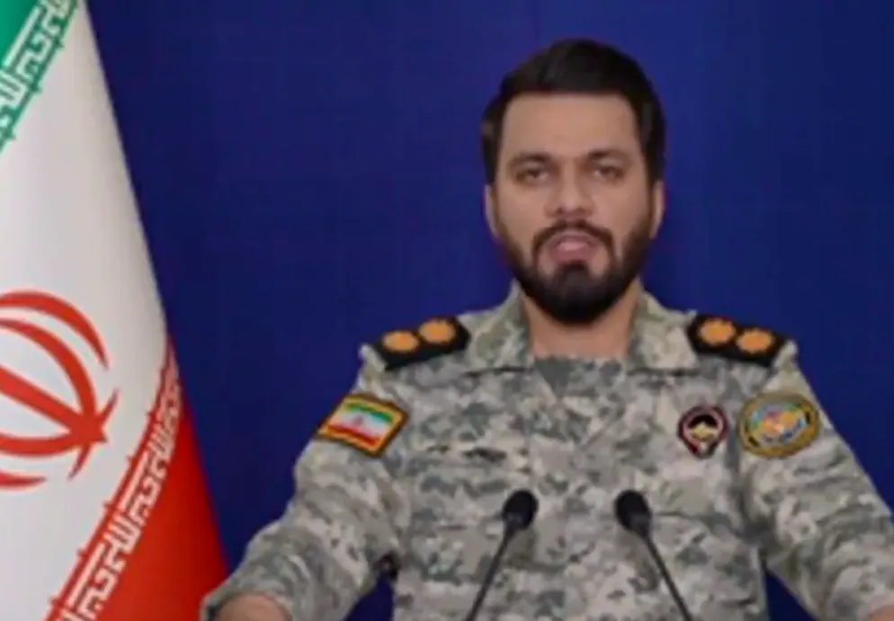 Ein iranischer Armeesprecher am TV. 
