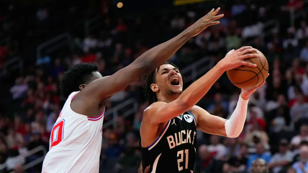 Clint Capela (links) steht mit den Houston Rockets kurz vor der Playoff-Qualifikation