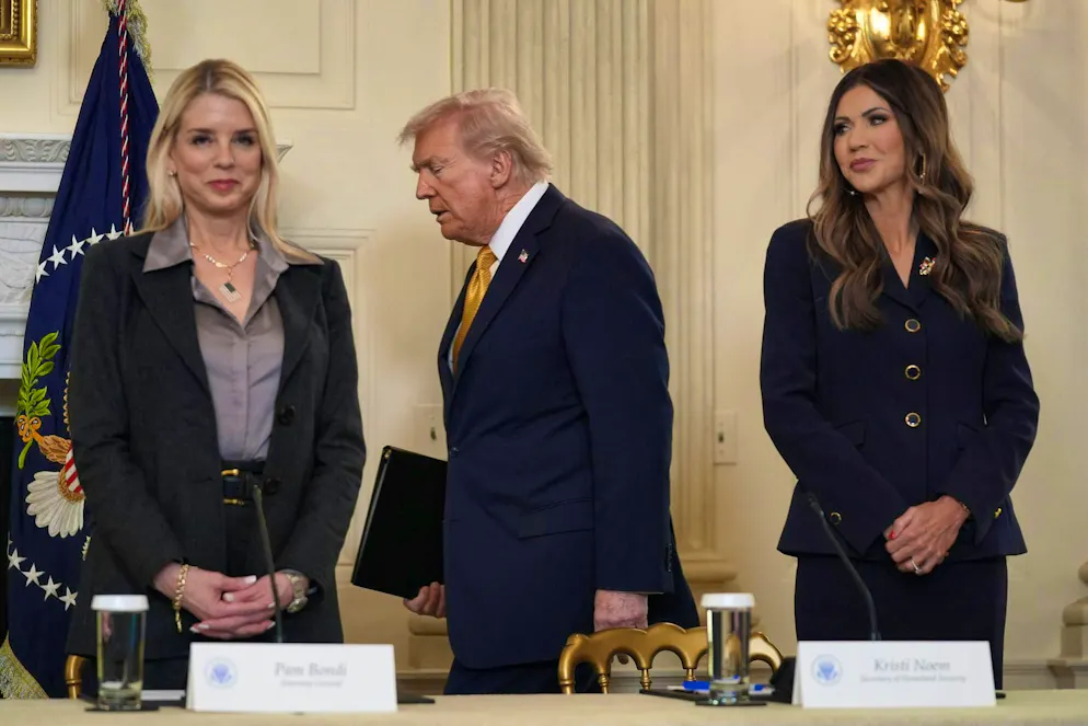 Pourquoi Trump réorganise son cabinet - Gallery. Auparavant, la ministre de la Justice Pam Bondi (à gauche) et la ministre de la Sécurité intérieure Kristi Noem avaient déjà quitté le gouvernement de Trump. (photo d'archives)