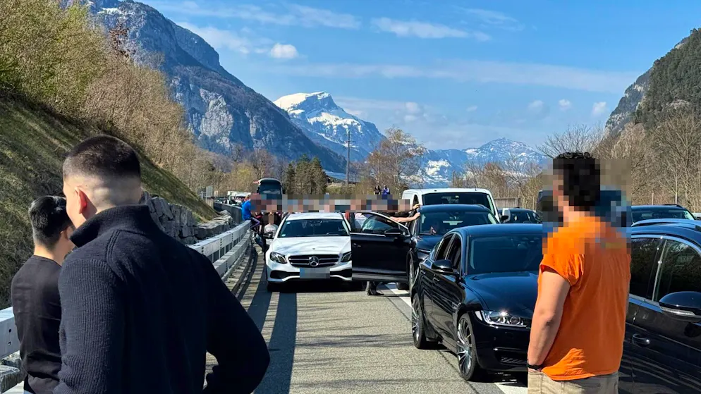 blue News in the traffic jam chaos. 7.5 hours in a traffic jam +++ tailgaters are blocked - nerves are on edge in the Easter traffic jam