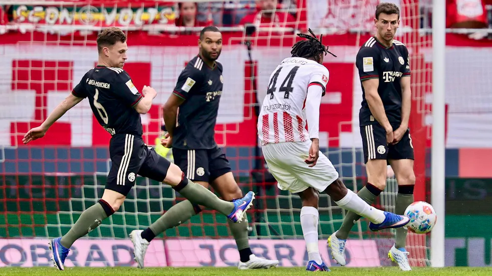 Bundesliga: Johan Manzambi brille dans un match dingue face au Bayern ! |  blue News