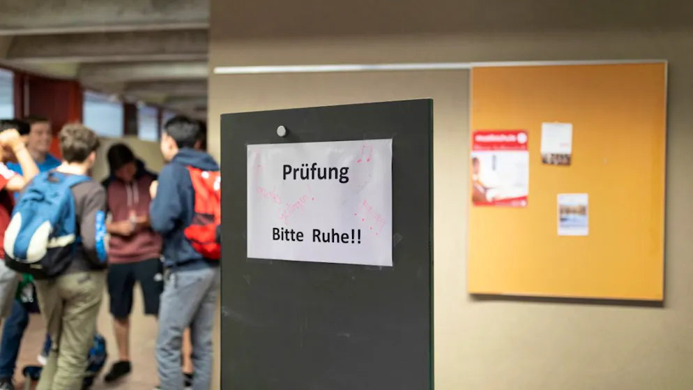 Übergänge vor der Sekundarschule sollten prüfungsfrei erfolgen, sagte Thomas Minder, Präsident des Verbands Schulleiterinnen und Schulleiter Schweiz, dem "SonntagsBlick". (Archivbild)