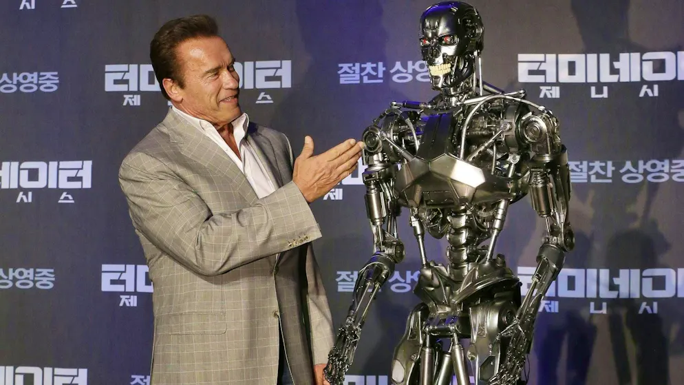 In 2015, actor Arnold Schwarzenegger "terminator" Dummies: Combat robots will become a reality in 2026.