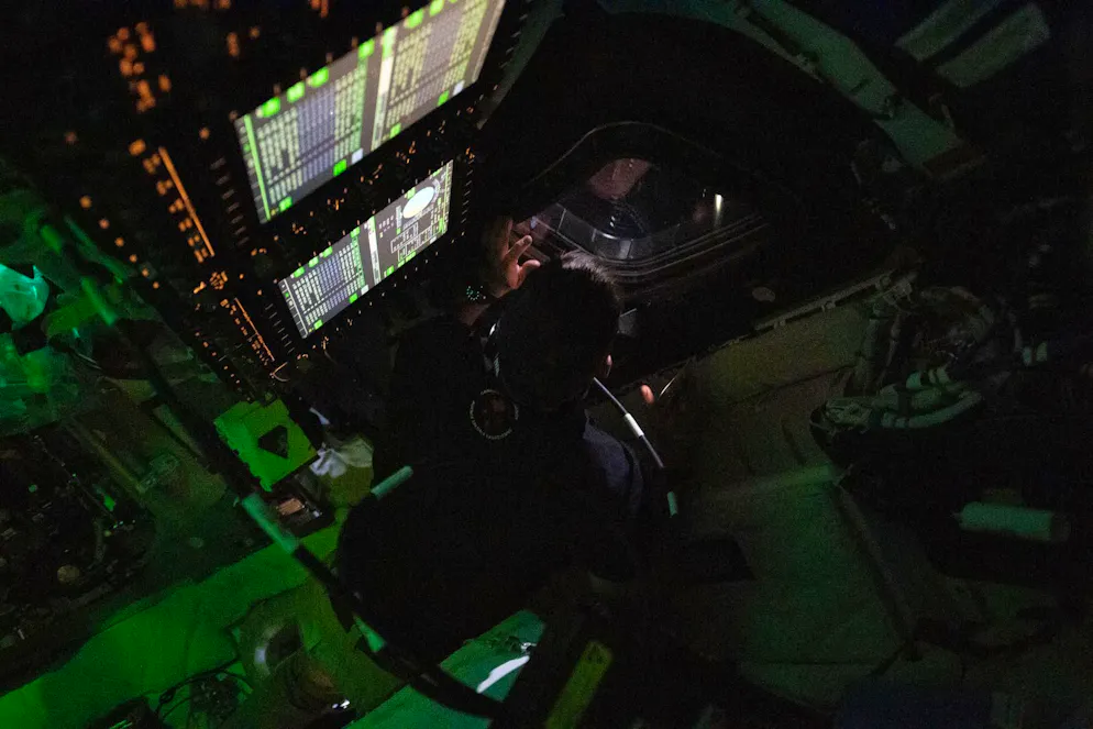 CSA-Astronaut Jeremy Hansen blickt am dritten Tag der Mission aus dem Fenster des Orion-Raumschiffs.