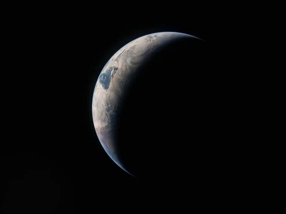 Artemis‑II‑Kommandant Reid Wiseman fotografierte die Erde aus dem Fenster der Orion‑Raumkapsel, kurz nach dem Abschluss des Translunar‑Manövers.. Ein Artemis‑II‑Besatzungsmitglied blickt durch das Fenster der Orion‑Raumkapsel auf einen schmalen, vom Sonnenlicht erhellten Streifen der Erde.
