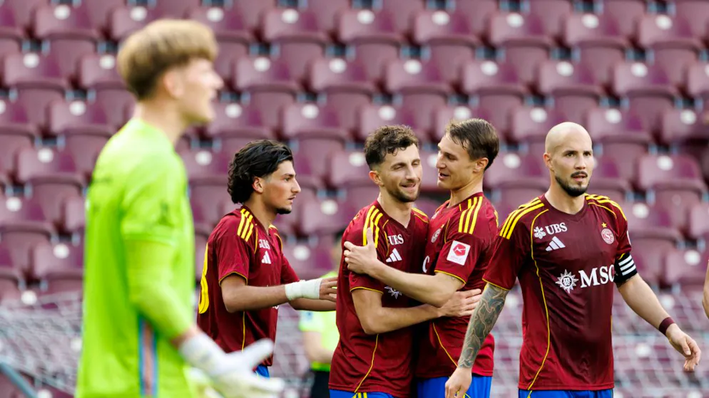 Nach der entscheidenden Szene: Miroslav Stevanovic (im Hintergrund zweiter von links) bejubelt sein Führungstor zum 1:0 kurz vor der Halbzeitpause