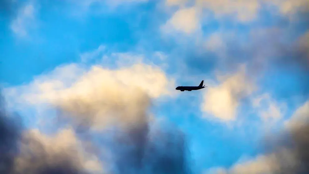 به دلیل جنگ در خاورمیانه، خطوط هوایی از مسیرهای پروازی بر فراز افغانستان اجتناب می کنند. طالبان پول ها را به جیب می زنند.