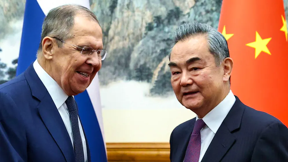 HANDOUT - Der russische Außenminister Sergej Lawrow (l) und der chinesische Außenminister Wang Yi stehen vor ihren Gesprächen in Peking für ein Foto zusammen. Foto: Uncredited/Russian Foreign Ministry Press Service/dpa - ACHTUNG: Nur zur redaktionellen Verwendung und nur mit vollständiger Nennung des vorstehenden Credits