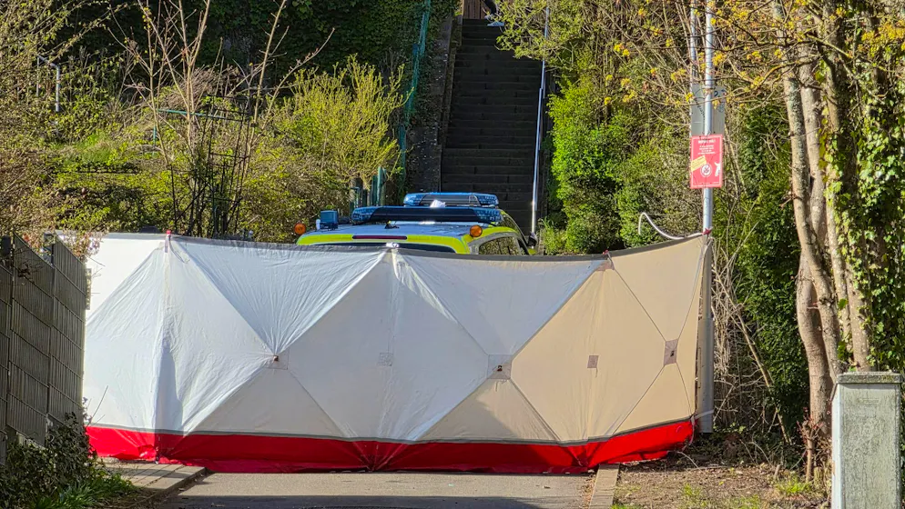 Saarland: Flüchtender Autofahrer stirbt nach Polizeischüssen - Gallery. Ein Sichtschutz verdeckt die Arbeiten am Ort des Einsatzes.