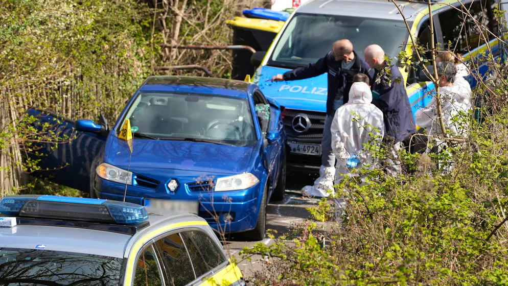 Saarland: Flüchtender Autofahrer stirbt nach Polizeischüssen - Gallery. Zahlreiche Kräfte waren am Ostersonntag am Tatort und sicherten Spuren. 