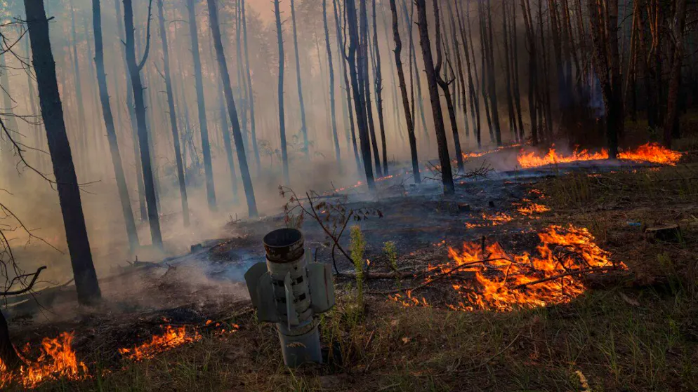 ARCHIV - Ein MSLR-Raketenstab ist bei einem Waldbrand nach einem russischen Angriff in der Nähe von Slowjansk zu sehen. Foto: Evgeniy Maloletka/AP/dpa