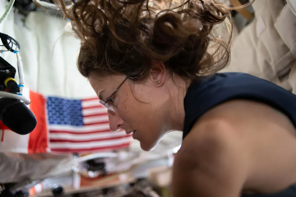 Artemis‑II‑Kommandant Reid Wiseman fotografierte die Erde aus dem Fenster der Orion‑Raumkapsel, kurz nach dem Abschluss des Translunar‑Manövers.. NASA-Astronautin Christina Koch bei den Vorbereitungen für den Mond-Vorbeiflug, nachdem sie ihr Training an Bord der Orion beendet hat. (4. April 2026)