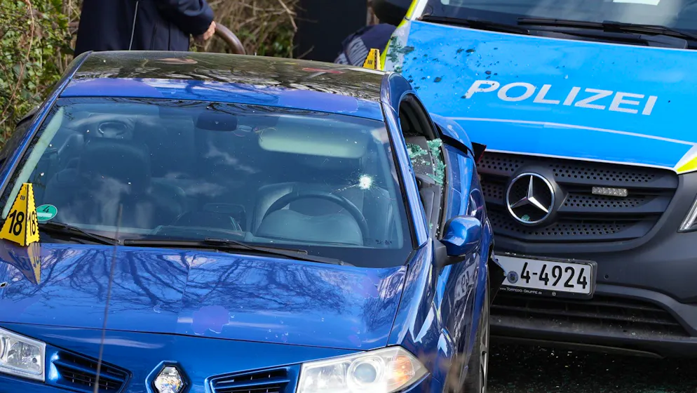 Saarland: Flüchtender Autofahrer stirbt nach Polizeischüssen - Gallery. Das Auto steht zwischen zwei Polizeiautos und ist sichtlich beschädigt.