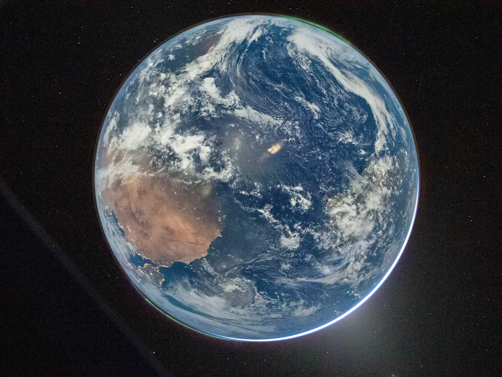 Artemis‑II‑Kommandant Reid Wiseman fotografierte die Erde aus dem Fenster der Orion‑Raumkapsel, kurz nach dem Abschluss des Translunar‑Manövers.. Artemis‑II‑Kommandant Reid Wiseman fotografierte die Erde aus dem Fenster der Orion‑Raumkapsel, kurz nach dem Abschluss des Translunar‑Manövers.