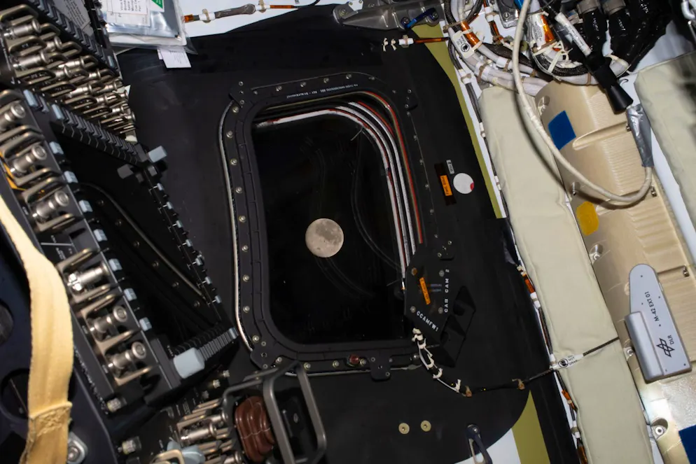 Am fünften Flugtag blickt die Artemis‑II‑Besatzung aus dem Orion‑Raumschiff auf den nahenden Mond – kurz nachdem sie dessen Gravitationsbereich erreicht hat.