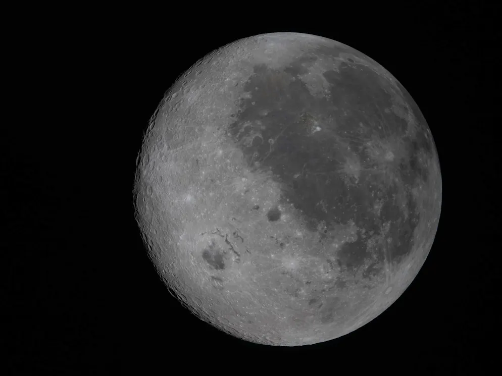 Artemis‑II‑Kommandant Reid Wiseman fotografierte die Erde aus dem Fenster der Orion‑Raumkapsel, kurz nach dem Abschluss des Translunar‑Manövers.. Der Mond in voller Pracht: Das riesige Orientale-Becken markiert den Übergang zur geheimnisvollen Rückseite des Erdtrabanten.