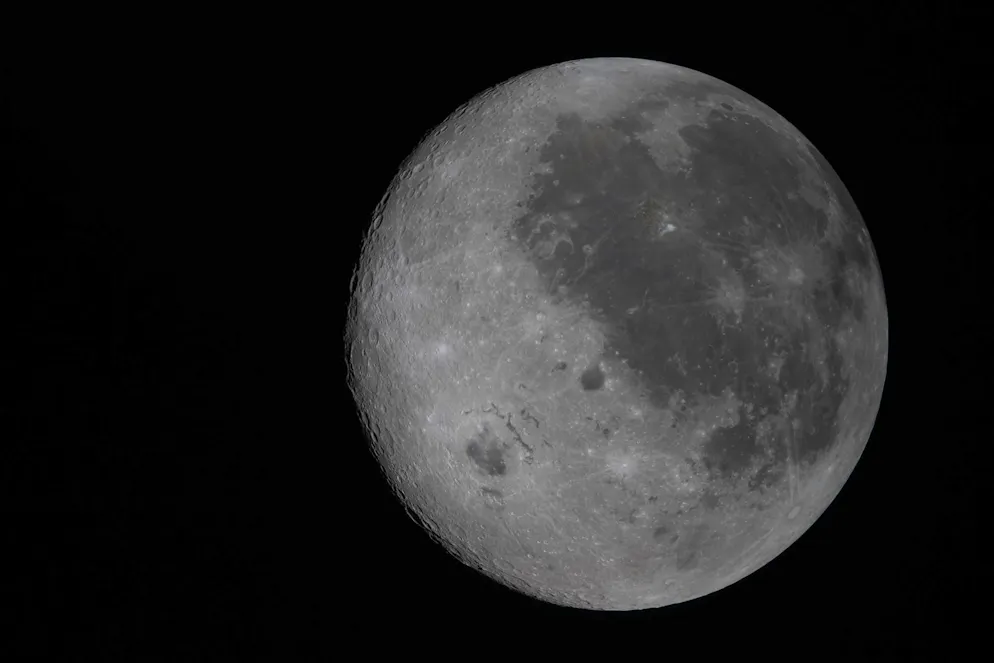 Der Mond in voller Pracht: Das riesige Orientale-Becken markiert den Übergang zur geheimnisvollen Rückseite des Erdtrabanten.