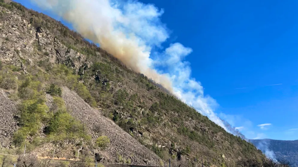 Focolaio. Nuove colonne di fumo sopra Brusio, due elicotteri in azione