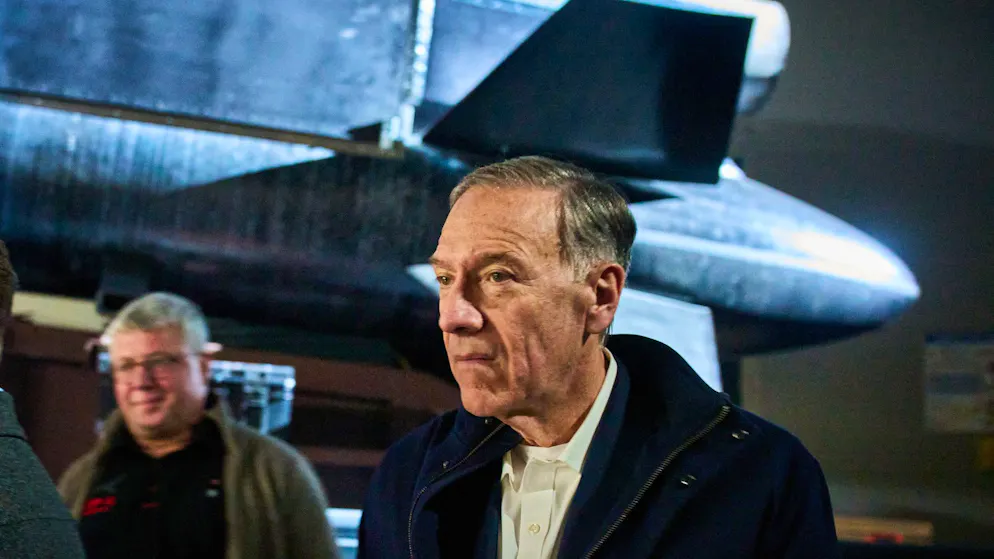 Mike Pompeo (r.), von 2018 bis 2021 Donald Trumps Aussenminister, sitzt im Beratungsausschuss der ukrainischen Rüstungskonzern Fire Point. Im Hintergrund: ein Flamingo-Marschflugkörper. (21. Februar 2026)