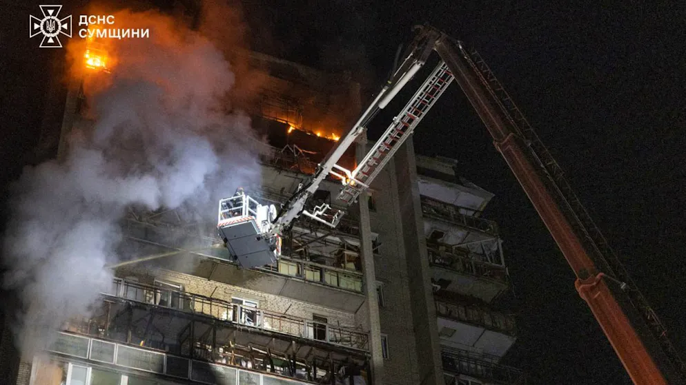 Löscharbeiten nach einem russischen Angriff auf Sumy am 4. April 2026.