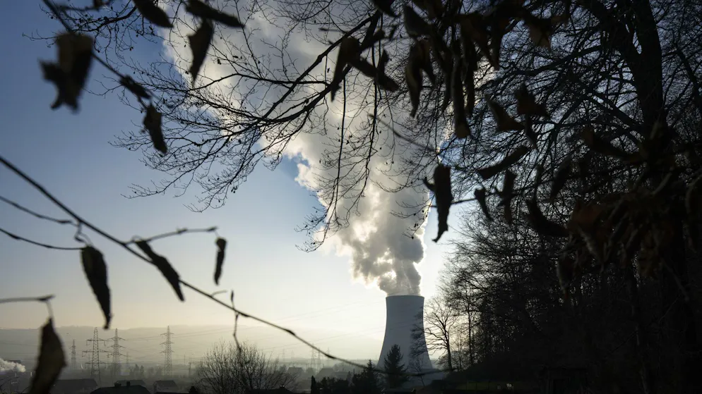 Gruppen russischer Expats interessieren sich offenbar für Schweizer AKWs und andere kritische Infrastruktur. Im Bild: Der Kühlturm des Kernkraftwerks Gösgen SO. (Archivbild)