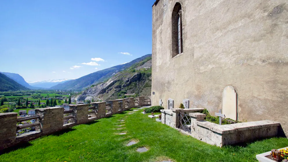 Zum 100. Todestag von Rilke will Raron VS zum Kulturort werden - Gallery. Der Dichter Rainer Maria Rilke ruht am Fuss der Schlosskirche von Raron im Oberwallis.