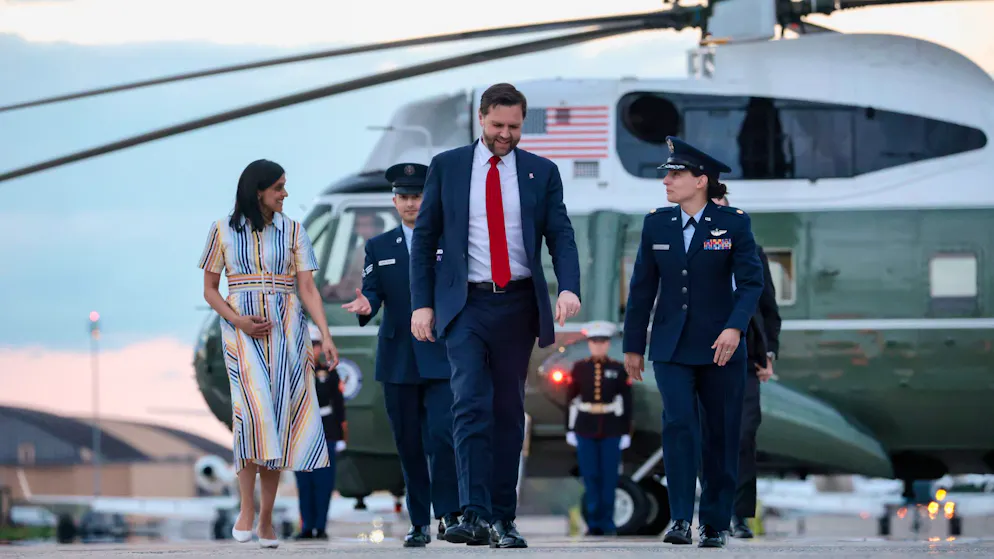 US-Vizepräsidenten JD Vance und Second Lady Usha Vance am Montag auf dem Weg zur Air Force Two, die die beiden nach Budapest und zu Viktor Orbán bringen wird.