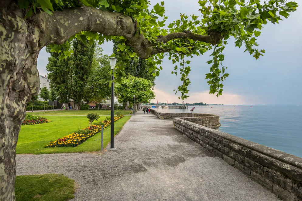 SBB Ausflugstipps – Frühling 2026 – Rorschach. Die Rorschacher Seepromenade lädt zu einem Spaziergang mit herrlicher Aussicht ein. Besonders schön ist der Seepark – ein grünes Paradies mit kunstvoller Gartenarchitektur.