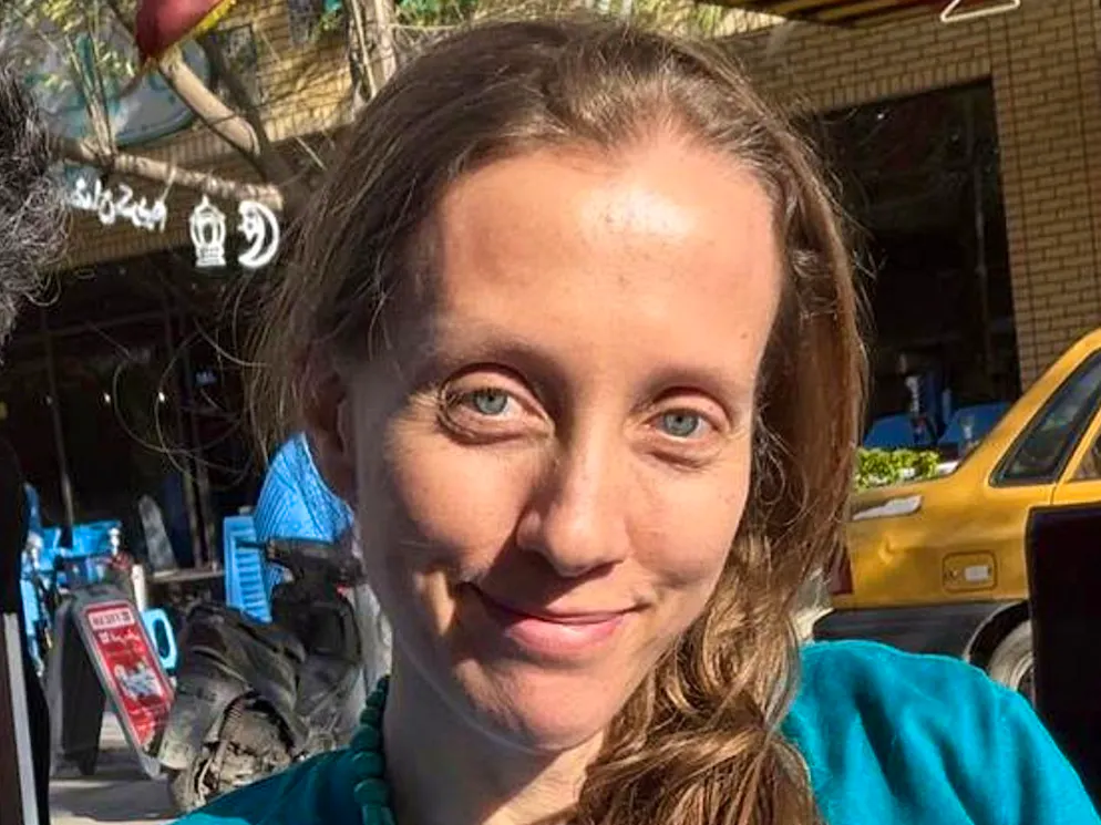 Die US-Journalistin Shelly Kittleson am 30. März 2026 in einem Café in Bagdad. 
