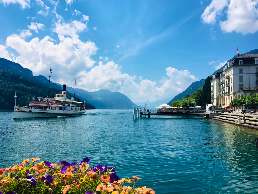 SBB Ausflugstipps – Frühling 2026 – Luzern. Im Herzen der Bilderbuch-Schweiz: Dampfschiff auf dem Vierwaldstättersee vor dem Hafen in Brunnen.