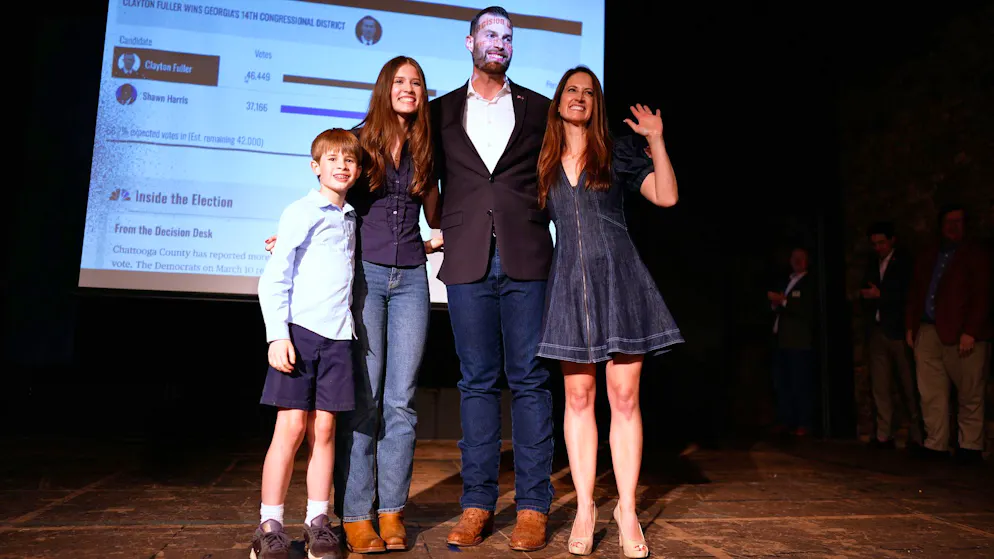Sieger mit Familie: Der von US-Präsident Donald Trump unterstützte Clay Fuller (2.v.r.)hat die Nachwahl im US-Bundesstaat Georgia gewonnen. (7. April 2026)