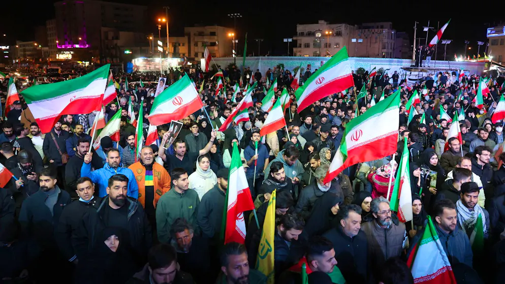 Iraner gehen am frühen Mittwochmorgen auf die Strasse. 