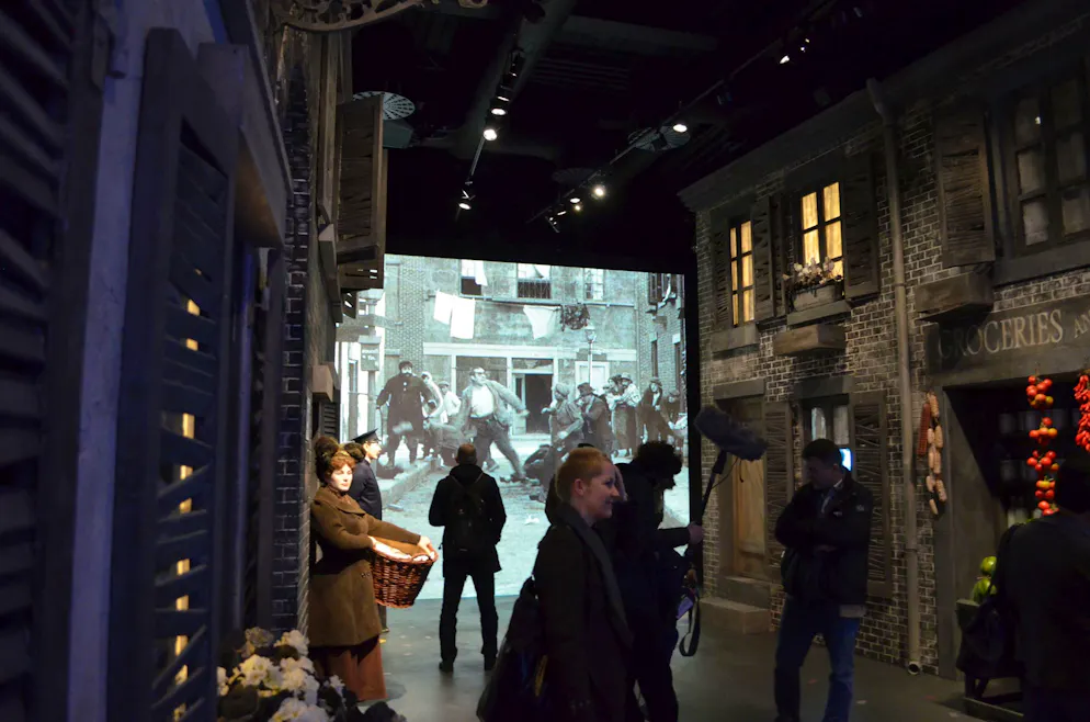 SBB Ausflugstipps – Frühling 2026 – Lavaux. Chaplin‘s World: Hier wandeln Sie durch nachgestellte Filmsets. Die Zeitreise in die Welt des Stummfilms ist ein absolutes Muss. 