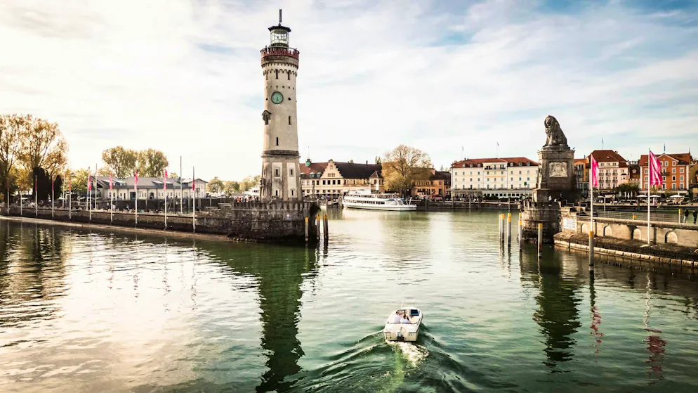 Idées d'excursions CFF - Printemps 2026 - Rorschach. Le port de Lindau, son phare et son lion bavarois, emblématique du lac de Constance, sont un cadre idéal pour une photo souvenir.