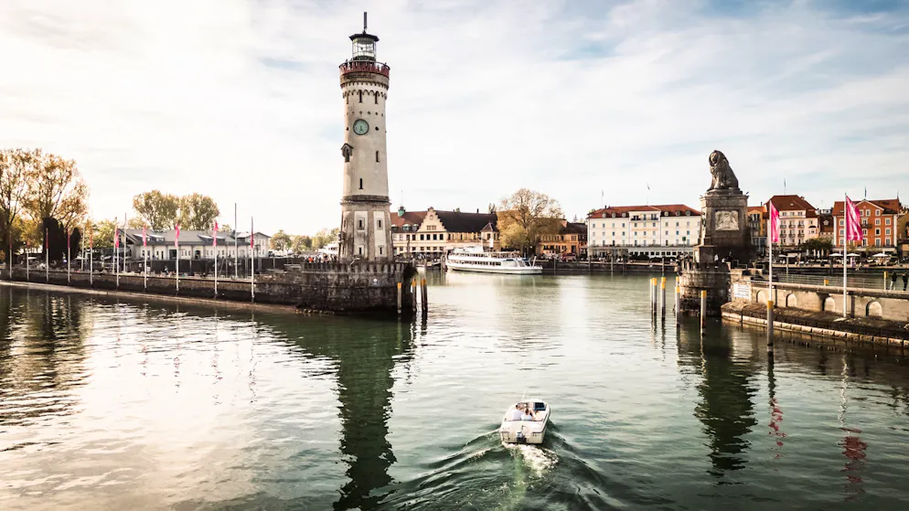 SBB Ausflugstipps – Frühling 2026 – Rorschach. Der Lindauer Hafen mit Leuchtturm und Bayerischem Löwen als Wahrzeichen des Bodensees ist ein beliebtes Fotomotiv.