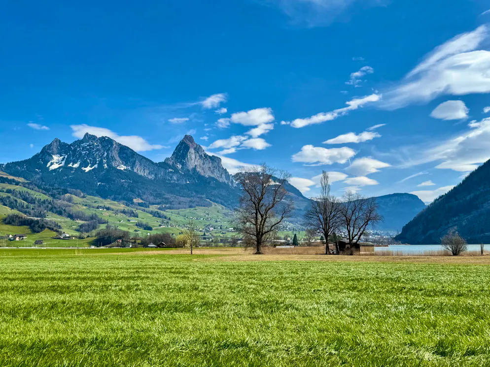 SBB Ausflugstipps – Frühling 2026 – Luzern. Lauerzersee: Malerisch gelegen, mit Aussicht auf die Mythengruppe im Hintergrund. 