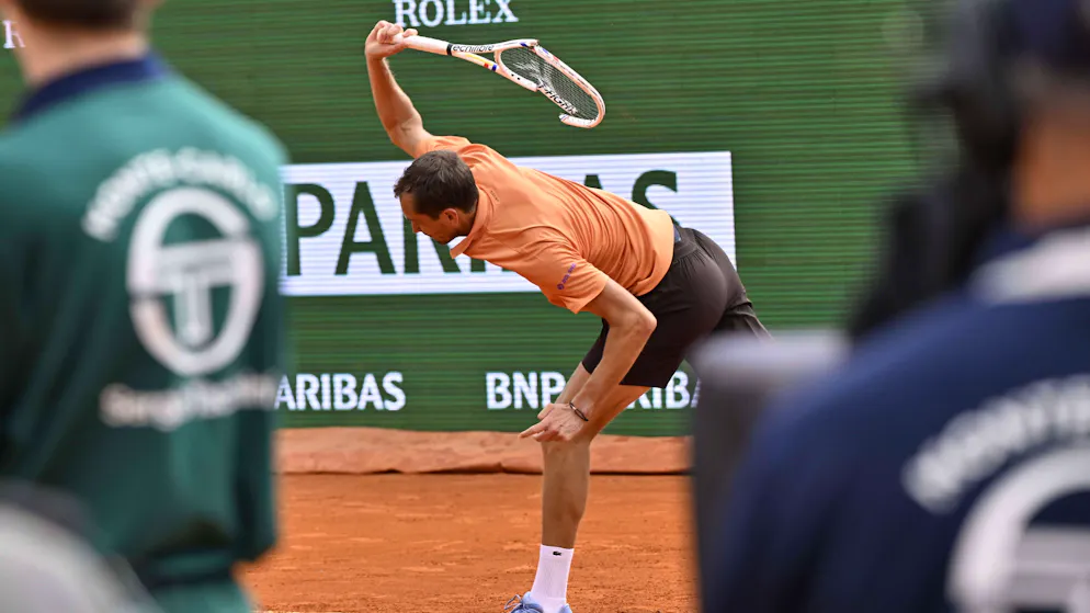 0:6 und 0:6 in der zweiten Runde. Medvedev blamiert sich in Monte Carlo und rastet komplett aus