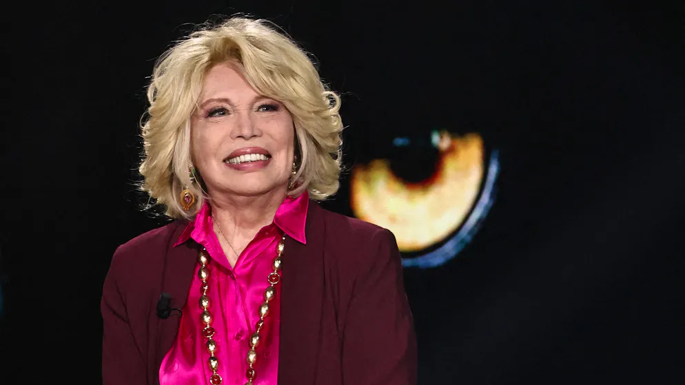 Prima ospite del programma. Amanda Lear si confessa a Belve: «Con Dalì non c'era sesso, lui era impotente»