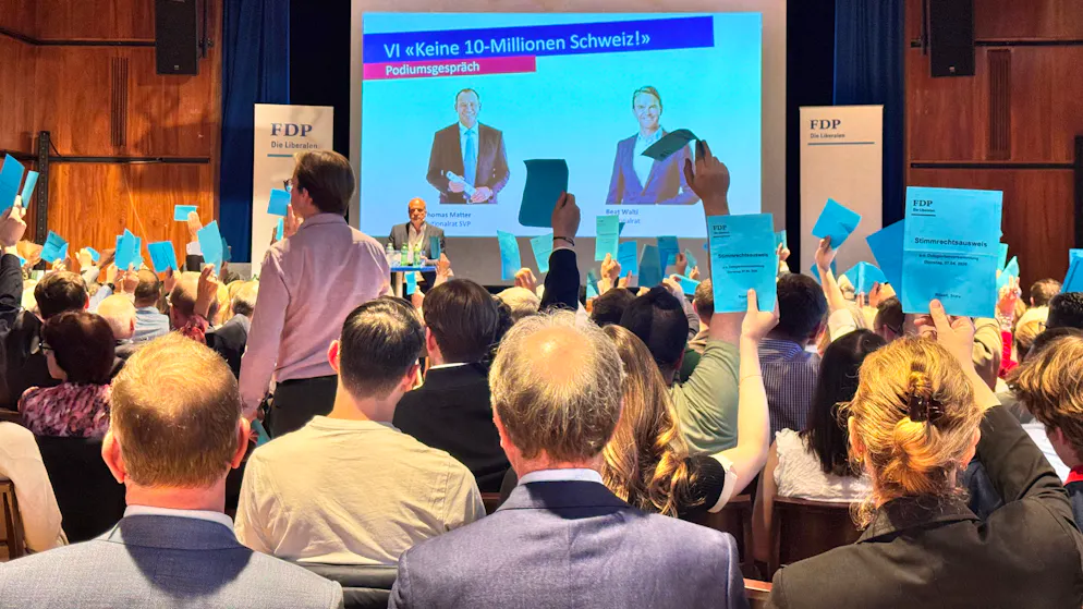 «Keine 10 Millionen Schweiz». Fast jeder Siebte rebelliert – wie die SVP-Initiative selbst FDP-Delegierte aufwühlt